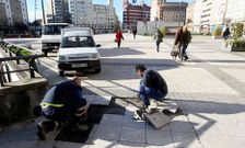 <span lang= es-es >R�PIDA REPARACI�N DONDE CAY� EL PROFESOR</span>. Las losetas sueltas donde cay� el profesor Rogelio Fern�ndez en la plaza de Espa�a, el lunes, fueron reparadas inmediatamente.