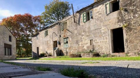 Vista del barrio de O Vilari�o, en Os Vilares (Guitiriz), con la casa natal de Xos� Mar�a D�az Castro al fondo