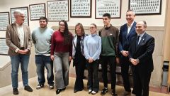 Marcos Ni�o, director general de Reto Demogr�fico; los alumnos Diego Garrido y Luc�a Monteser�n; Gimena Llamedo, vicepresidenta del Principado; los alumnos A�da Men�ndez y Marcos Garc�a; y Celestino Rodr�guez, decano de Formaci�n del Profesorado