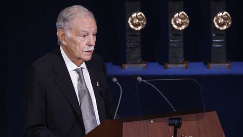 El escritor Eduardo Mendoza, Premio Princesa de Asturias de las Letras, durante la ceremonia de entrega de los Premios Princesa de Asturias, este viernes en el Teatro Campoamor de Oviedo