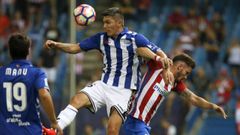 Dani Torres salta junto a Sa�l ��guez en un Atl�tico-Alav�s