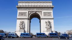 Veh�culos de la polic�a francesa junto al Arco del Triunfo