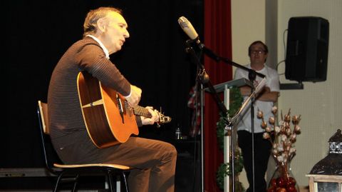 O Barco se rindi al botelo.Anxo Rei cant la cancin del botelo