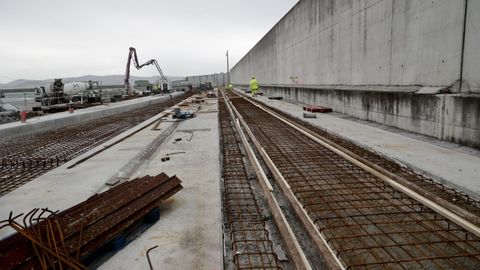 Trabajos de instalaci�n de las v�as del tren en el puerto exterior de A Coru�a