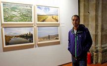 Manuel Valc�rcel firma las fotograf�as de �Peregrinatio�.