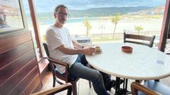 Paredes, en una de las mesas de su local, con vistas a la playa de Laxe