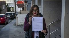 Fern�ndez muestra la denuncia que present� cuando su padre fue abandonado en esta calle de Palmeira