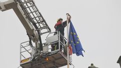 As� se arri� la bandera europea en el Concello de Santiago
