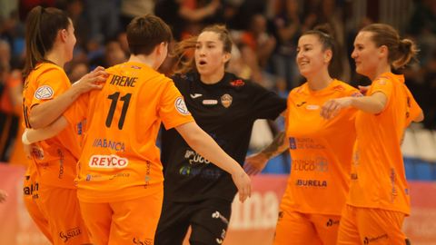 Lara, Ana Eliza y Silvia Rubal celebran un gol al Móstoles junto a Irene y Sydorenko.