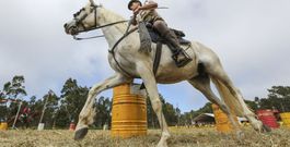 En las demostraciones de O Ce�n incluso participaron ni�os que acudieron a la Festa Cabalar de Os Veteranos. 