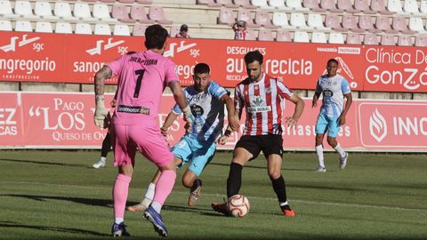 Rufo tratando de robar la posesi�n a un jugador del Zamora