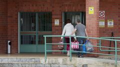 Dos de los condenados, la hermana de la ni�a y su pareja, entrando en la prisi�n de Bonxe el 26 de abril del 2023