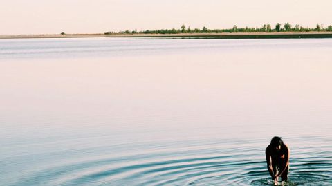 Baño en un salar en Senegal al atardecer.Baño en un salar en Senegal al atardecer
