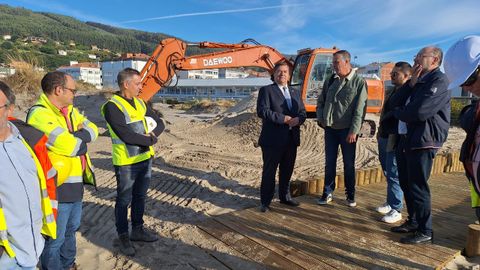 Julio Abalde, en el centro, junto al alcalde de Cedeira, Pablo Moreda, en la visita de ayer a las obras de la playa