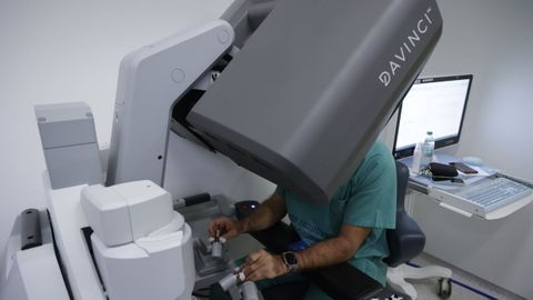 Uno de los robots Da Vinci que operan en los hospitales gallegos, en este caso en A Coru&ntilde;a.