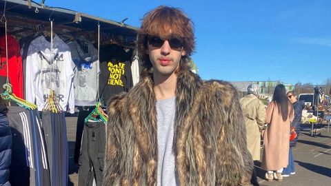 Hugo López, diseñador, es uno de los jóvenes que cada jueves se acercan al mercadillo de Salgueiriños. Piensa que, más allá de las tiendas, en Santiago es la mejor opción para comprar «vintage». Allí busca tanto ropas como retales baratos para crear sus propias prendas.