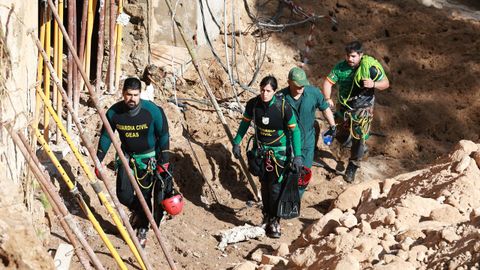 Efectivos de la Guardia CIvil trabajan en las labores de bsqueda y desescombros en Letur tras el paso de la  dana