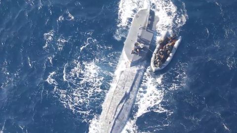 Una z�diac lusa en el momento del primer abordaje.