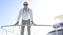 Adolfo Baloira, en su barco, en Sanxenxo, donde pasa sus vacaciones de verano.