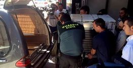 La Guardia Civil retir� ayer el arc�n congelador en el que apareci� el cad�ver. 