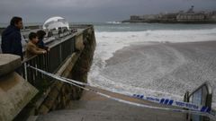 Los accesos a las playas coru�esas permanecen cerrados
