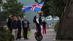 Un hombre con una bandera islandesa circula sobre un monociclo durante la campa�a del referendo sobre la UE.