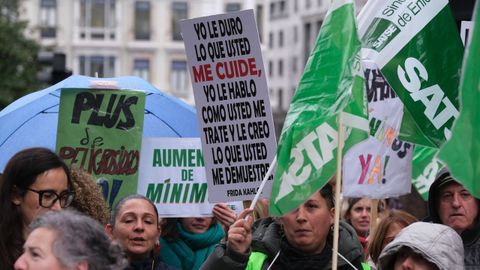Concentraci�n de trabajadores de ERA frente a la Junta General, convocada por el Comit� de Empresa de Establecimientos Residenciales para Ancianos de Asturias (ERA), para reclamar el pago de un complemento de peligrosidad y que se haga efectiva la subida de m�nimos de plantilla