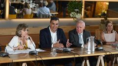 La ministra de Sanidad, Mar�a Luisa Carcedo, y el presidente del Gobierno, Pedro S�nchez, durante la reuni�n que han mantenido este mi�rcoles con colectivos vinculados al �rea sanitaria 