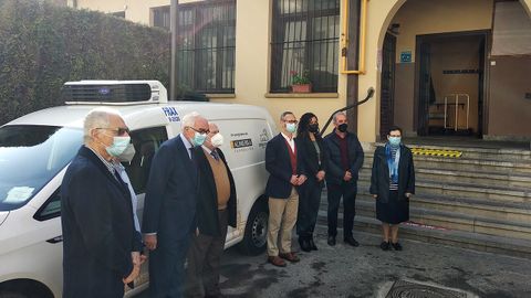 Los responsables de las Cocinas Económicas de Oviedo, Gijón y Mieres y otras entidades, junto al director de la Fundación Alimerka, Antonio Blanco (en el centro de la imagen)