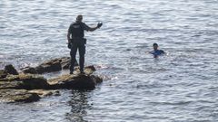 Un guardia civil avisa a una persona que podr�a estar intentando acceder a nado a Ceuta