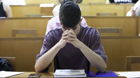 Un alumno concentrado antes de empezar uno de los ex�menes de la ABAU en la Facultade de Xornalismo de Santiago