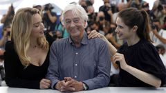 El realizador Paul Verhoeven, flanqueado por Virginie Efira y Daphne Patakia, en la presentacin del filme Benedetta en Cannes.