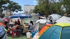 Vista del improvisado campamento en el que se ha convertido el campo de golf de Caraballeda, en La Guaira