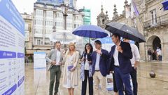 Elena Candia y Miguel Corgos, en el centro de la imagen, durante el acto de presentaci�n.