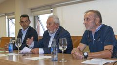 Imagen de la presentaci�n del libro de Gago en Ribeira, donde estuvo acompa�ado por Juan P�rez y Jos� Luis Torres Colomer.