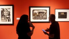 Un certo tenebrismo. Visitantes observan as obras �Enterro� (no centro, peza datada en 1929) e �Velorio� (� dereita, 1926), d�as das principais referencias da exposici�n que acolle a fundaci�n. � esquerda, outra das pezas que conforman a mostra e que foi realizada en 1930. O branco e negro empregado, propicio para a reproduci�n mec�nica, favorece as sombras e un certo tenebrismo.