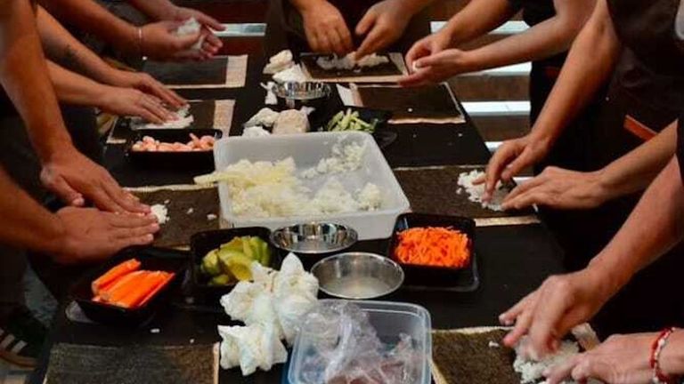 Imagen de uno de los talleres de preparaci�n de sushi, organizado por Florencia Montaner, creadora del proyecto Lume