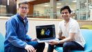 Kaspar Podgorski (izquierda), l�der del estudio y Abhi Aggarwal (derecha), investigador asociado, muestran c�mo �hablan� las neuronas