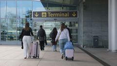 Pasajeros llegando a la terminal de Alvedro