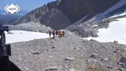 Momento del traslado del herido que se cay� en el collado La Bonita en Cabrales