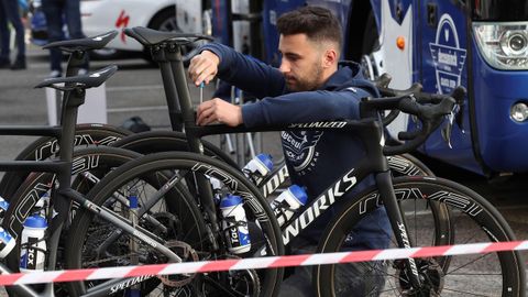 Los mecnicos del equipo Quick Step ponen a punto las bicicletas este lunes