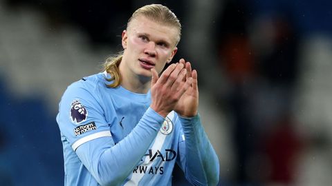 Erling Haaland aplaudiendo a su afici�n tras el encuentro ante el Leeds United