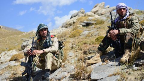 Integrantes de las milicias del Frente de Resistencia Nacional (FRN) que luchan contra los talibanes en la región de Panshir