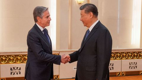 Antony Blinken (izquierda) con el presidente chino, Xi Jinping, el viernes en Pekn.