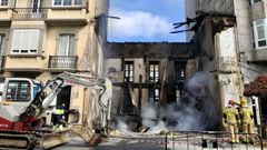 Las empresas de gas y electricidad trabajan para restablecer el servicio despu�s del incendio de una vivienda en pleno centro de Vilalba