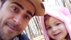 Beni Brito, un asturiano en Ucrania, en una fotograf�a con su hija