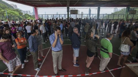 Primera vuelta de las elecciones presidenciales en Francia. Colas para votar en Hong Kong