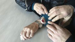 El dispositivo de alerta puede llevarse en la mu�eca o colgado del cuello