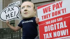Un activista protesta en Bruselas por la falta de tributaci�n de Facebook