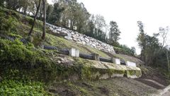Resultado de la obra de restauraci�n del talud que se desplom� en septiembre sobre la senda del L�rez en Monte Porreiro